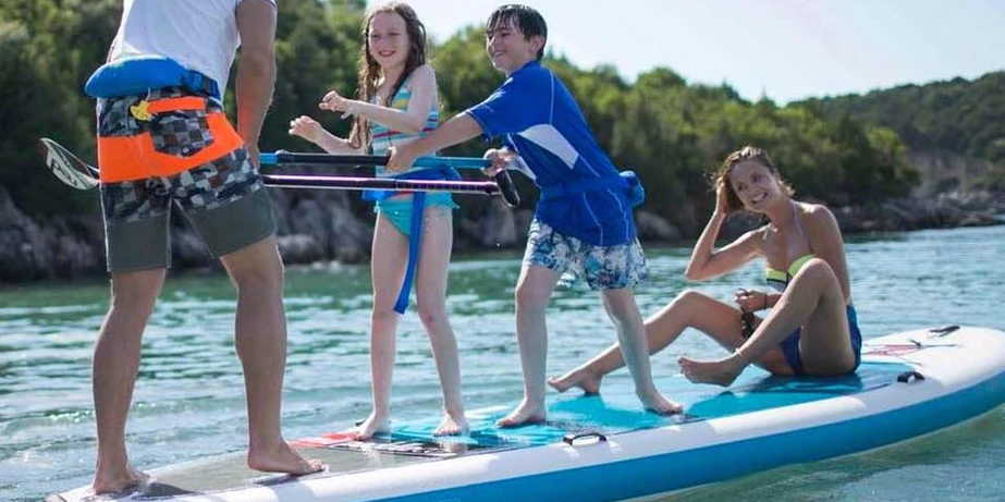 Une famille s'amusant sur un paddle.