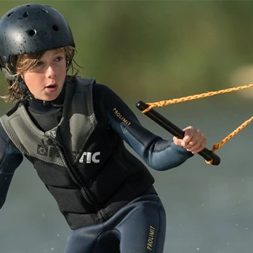Enfant pratiquant du wakeboard sur un téléski nautique en Eure Et Loire