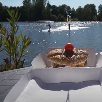 Un burger sur la terrasse du téléski nautique de Fontaine-Simon en Eure et Loire